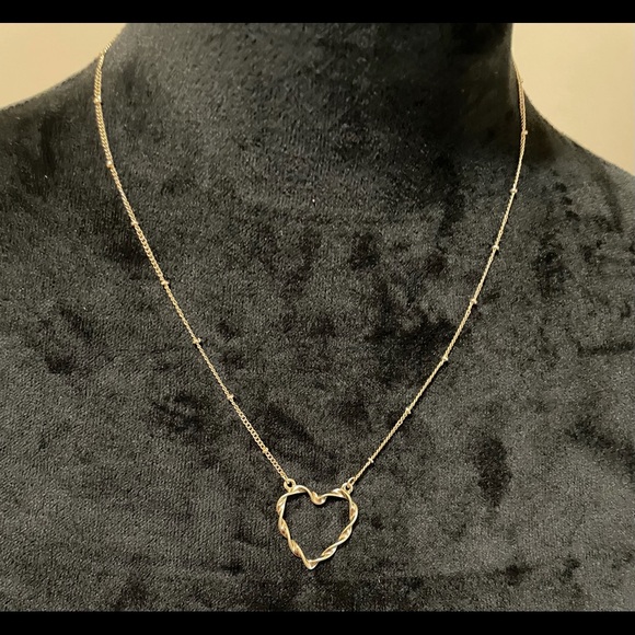Jewelry - 🌸Goldtone Heart Necklace